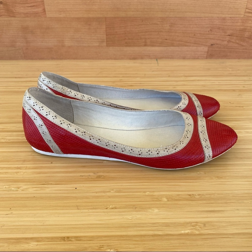 Chocolat Blu Women's White and Red Leather Flats Size 8